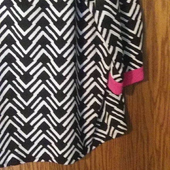 Women's Notations V Button Patterned Top - Picture 4 of 8